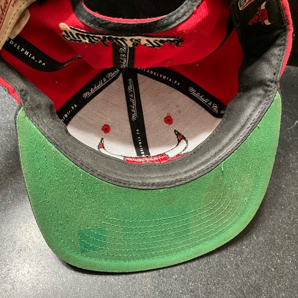 Mitchell & Ness Vintage Chicago Bulls Hat - Picture 5 of 5